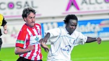 <b>GOLEADOR. </b>Akinsola (a la derecha de la foto) fue el autor del primer tanto de la Unión.