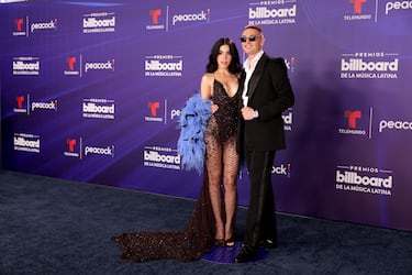Kenia Os y Peso Pluma posan en la alfombra roja de los Premios Billboard de la Música Latina 2025.