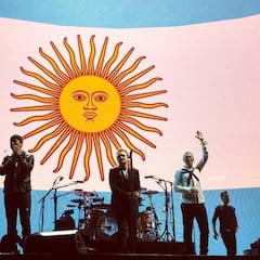 Bono de U2 se rinde ante Messi en su concierto de Argentina