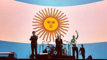 U2 en su concierto en el Estadio Único de La Plata de Buenos Aires tras retrasarlo para ofrecer en directo el partido Ecuador-Argentina en el que la albiceleste logró clasificarse para el Mundial de Rusia 2018 con un hat-trick de Lionel Messi.