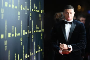 El delantero francés del Paris Saint-Germain, Kylian Mbappé, posa a su llegada  a la ceremonia de entrega del Balón de Oro, este lunes en París.