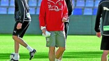 <b>TRABAJO DEFENSIVO. </b>Mendilibar trabajó de forma específica con la zaga de su equipo.