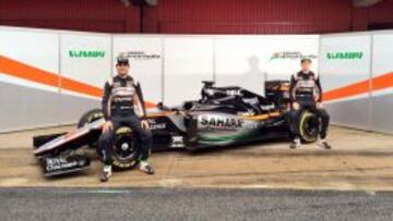 Sergio P&eacute;rez y Nico Hulkenberg posan con el VJM09, el nuevo coche de Force India.