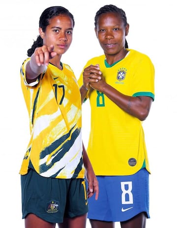 La australiana Mary Fowler y la brasileña Miraildes Maciel Mota, 'Formiga', la jugadora más joven y más veterana del Mundial de Fútbol Femenino que se está celebrando en Francia.