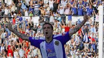 <b>EL SALVADOR.</b> Javier Portillo celebra el segundo gol tras batir a Dani en el área pequeña. El ariete madrileño desató la locura en el Rico Pérez.