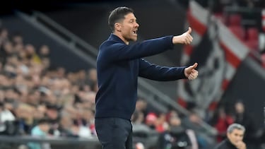 Xabi Alonso da órdenes a sus jugadores en San Mamés.