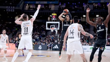 Paris Basketball's US forward #01 Collin Malcolm attempts a shot next to Real Madrid's Croatian forward #11 Mario Hezonja during the Euroleague basketball match between Real Madrid Baloncesto and Paris Basketball at the Movistar Arena in Madrid on April 3, 2025. (Photo by Thomas COEX / AFP)