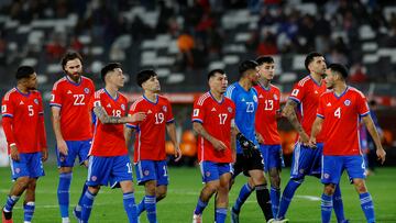 Los jugadores de la seleccion chilena lamentan el empate contra Paraguay durante el partido de clasificación al Mundial 2026 disputado en el estadio Monumental de Santiago, Chile.