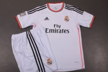 The 2013/2014 kit featured orange and black trimming.