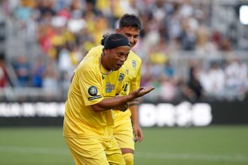 Las imágenes del partido benéfico entre amigos de Ronaldinho y de Roberto Carlos