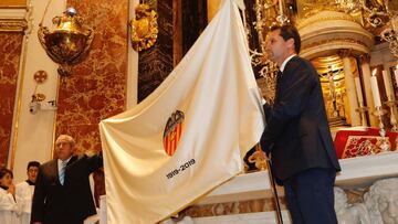 Giner y Claramunt, con la bandera en la Bas&iacute;lica.