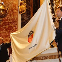 El Valencia bendice la bandera del Centenario en la Basílica
