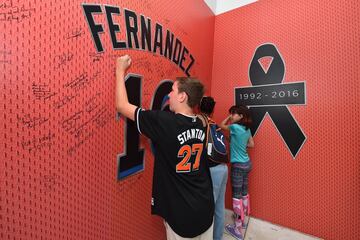 Un joven aficionado dejando su mensaje en una pared ubicada en las afueras del estadio, donde miles de personas se han acercado para honrar a Fernández. 