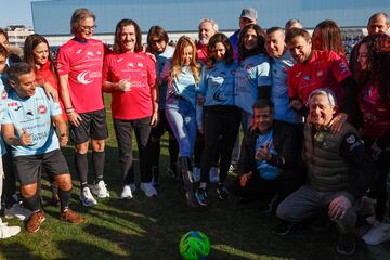 La presidenta de la Comunidad de Madrid, Isabel Díaz Ayuso, hace el saque de honor en el partido benéfico 'Artistas contra famosos' a beneficio de la Fundación Aless Lequio.