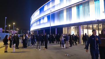 Aficionados salen del RCDE Stadium, a 15 de mayo de 2025, en Cornell¨¤ de Llobregat, Barcelona, Catalunya (Espa?a). Los Mossos d'Esquadra han detenido a la conductora del atropello accidental en el exterior del RCDE Stadium antes de jugarse el derby entre el Espanyol y el FC Barcelona. Un total de 13 personas han resultado heridas no graves. Todo ello ha ocurrido despu¨¦s de que una mujer haya perdido el control del veh¨ªculo que conduc¨ªa, un Peugeot 208 blanco, embistiendo a las personas que estaban delante. Los servicios de emergencia est¨¢n atendiendo a las personas heridas y hay un amplio dispositivo policial en la zona. La polic¨ªa catalana ha abierto una investigaci¨®n para aclarar los hechos.
15 MAYO 2025;VEH?CULO;ACCIDENTE;ATROPELLO;F?TBOL;PARTIDO;SUCESO
Xavi Hurtado / Europa Press
16/05/2025