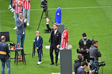 Iker Muniain, acompañado por sus compañeros de equipo, saluda a la grada durante el homenaje que ha recibido.