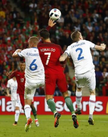 Cristiano Ronaldo entre Ragnar Sigurdsson y Birkir Saevarsson.