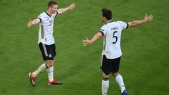 Soccer Football - Euro 2020 - Group F - Portugal v Germany - Football Arena Munich, Munich, Germany - June 19, 2021 Germany&#039;s Robin Gosens celebrates scoring their fourth goal with Mats Hummels Pool via REUTERS/Matthias Hangst