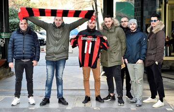 Aficionados milanistas esperan la llegada del sueco a la clínica de La Madonnina.