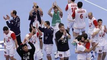 <b>CELEBRACIÓN. </b>Los jugadores de España felicitan a seguidores tras conseguir un empate imprevisto.