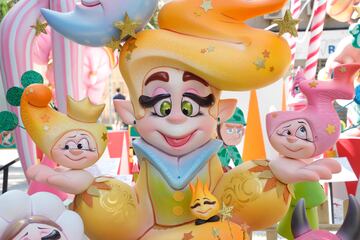 Las fallas visten las calles de Alicante. 