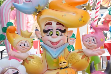 Las fallas visten las calles de Alicante. 