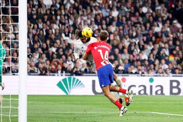 Marcos Llorente trata de evitar el remate de cabeza de Jude Bellingham.