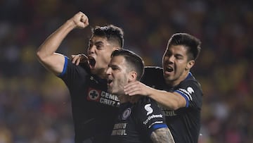 Un brillante Felipe Mora mete en la pelea a Cruz Azul