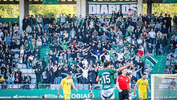 La afición del Racing anima durante el partido contra el Deportivo.