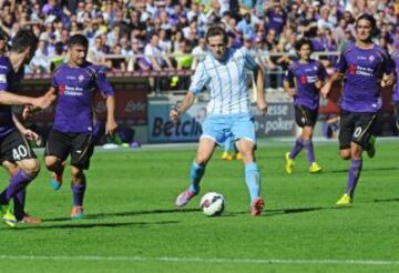 Cuatro jugadores de la Fiorentina, entre ellos Fernández y Pizarro, observan el accionar de un rival.