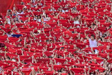 Los San Fermines vuelven tras dos años de parón debido a la pandemia. El exjugador de fútbol Juan Carlos Unzué prenderá la mecha del cohete inaugural. “Bienvenidos a las fiestas más grandes del mundo" ha sido el mensaje de la ciudad.