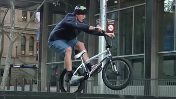 El rider de BMX Lewis Mills de Manual en Lew is Fiending, la mejor parte de vídeo del año según los Nora Cup 2022.