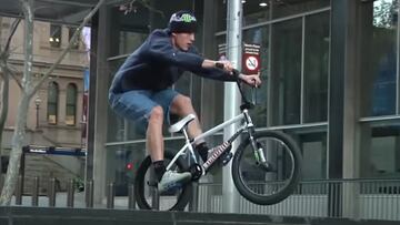 El rider de BMX Lewis Mills de Manual en Lew is Fiending, la mejor parte de v&iacute;deo del a&ntilde;o seg&uacute;n los Nora Cup 2022. 