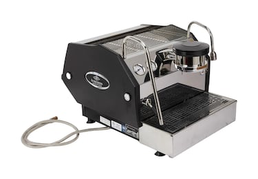 Ponen a la venta objetos personales de David Lynch: su cafetera puede ser tuya por varios miles de dólares