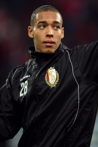 Su primer equipo profesional fue el Standard Lieja con el que debutó a los 17 años. 
