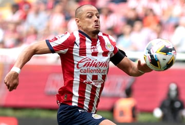 Guadalajara's forward Javier Hernandez eyes the ball during the Liga MX Apertura tournament football match between Guadalajara and Mazatlan at the Akron stadium, in Zapopan, near Guadalajara, Jalisco state, Mexico, on July 20, 2024. (Photo by ULISES RUIZ / AFP)