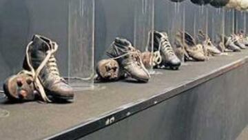 <b>LA JOYA. </b>Doce pares de botas y doce balones desde 1900 hasta nuestros días. Arriba, Eduardo de Acha, principal impulsor de la creación del Atlético.