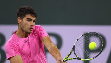 INDIAN WELLS, CALIFORNIA - MARCH 11: Carlos Alcaraz of Spain hits a backhand in his straight set win over Thanasi Kokkinakis of Australia during the BNP Parisbas Open at the Indian Wells Tennis Garden on March 11, 2023 in Indian Wells, California. Harry How/Getty Images/AFP (Photo by Harry How / GETTY IMAGES NORTH AMERICA / Getty Images via AFP)