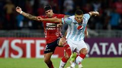 Independiente Medellin's Adrian Arregui (L) and America de Cali's Carlos Sierra (R) vie for the ball during their Sudamericana Cup first round all-Colombian football match at the Atanasio Girardot Stadium in Medellin, Colombia, on March 9, 2022. (Photo by Daniel Munoz / AFP)