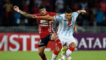 Independiente Medellin's Adrian Arregui (L) and America de Cali's Carlos Sierra (R) vie for the ball during their Sudamericana Cup first round all-Colombian football match at the Atanasio Girardot Stadium in Medellin, Colombia, on March 9, 2022. (Photo by Daniel Munoz / AFP)