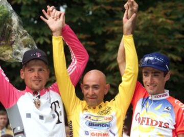 Marco Pantani en el podio del Tour de Francia de 1998 como vencedor de la prueba, junto a Jan Ullrich (segundo) y Bobby Julich (tercero).