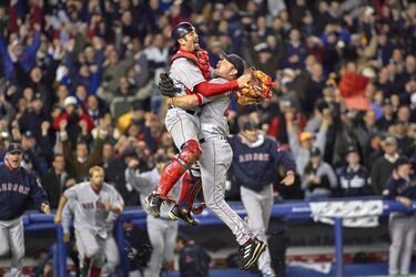 Sin embargo, los Red Sox lograron cuatro victorias consecutivas, convirtiéndose en el primer equipo en la historia de la MLB en remontar un 3-0 en playoffs.
Los Red Sox silenciaron el Yankee Stadium.