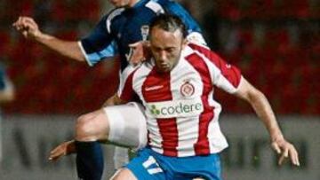 <b>EMPATE VALIOSO. </b>Xumetra, que acabó sustituido, pugna con un jugador del Córdoba.