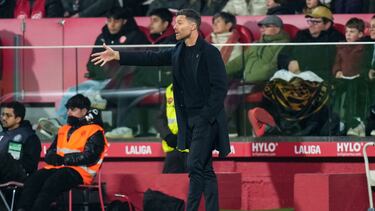 GIRONA, 30/11/2025.- El entrenador del Real Madrid, Xabi Alonso, durante el correspondiente a la jornada 14 de Laliga EA Sports entre Girona y Real Madrid celebrado este domingo en el estadio Montilivi de Girona. EFE/ Siu Wu