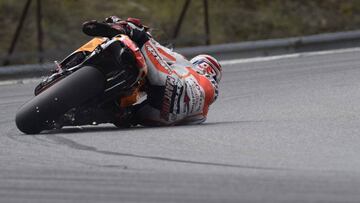 Márquez en el test de Brno en 2014 con la moto inclinada 68 grados.