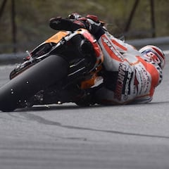 Márquez se alía con la física para sus increíbles 'salvadas'