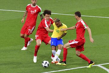 Neymar entre Milos Veljkovic y Nemanja Matic.