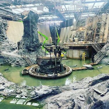 The Flash: imágenes filtradas del rodaje con el Batmóvil y la Batcueva de Keaton, Supergirl y más