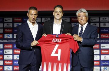 Arias with Atlético sporting director Andrea Berta and club president Enrique Cerezo.