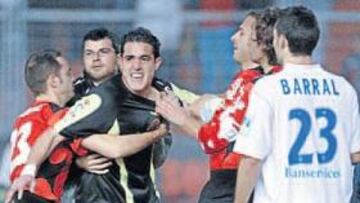 <b>POLÉMICA. </b>Tres jugadores del Ciudad sujetan a Jaime en el partido de la primera vuelta ante Barral.